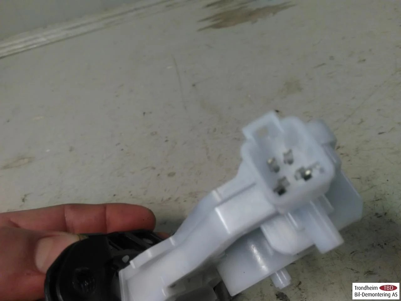 Nissan LEAF 2017-24 Tailgate lock view 3