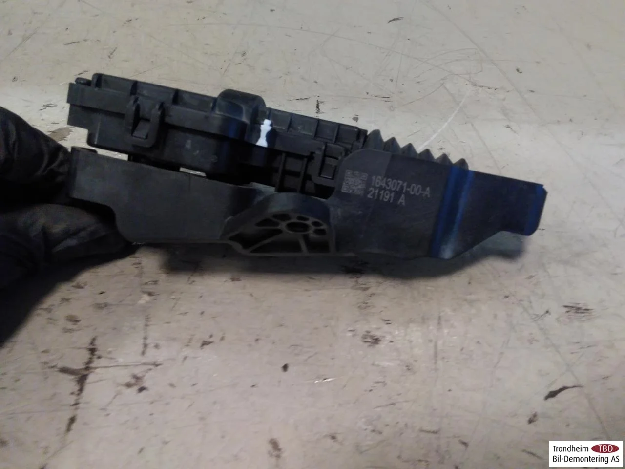 Tesla MODEL Y 2021- Hood latch view 2