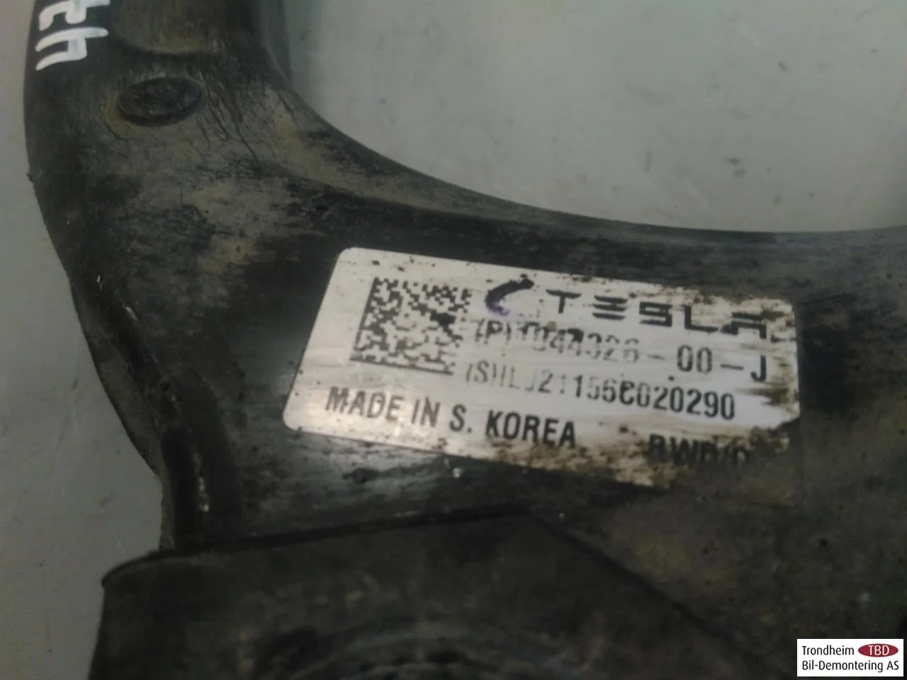 Tesla MODEL Y 2021- Control arm, front right, upper view 3