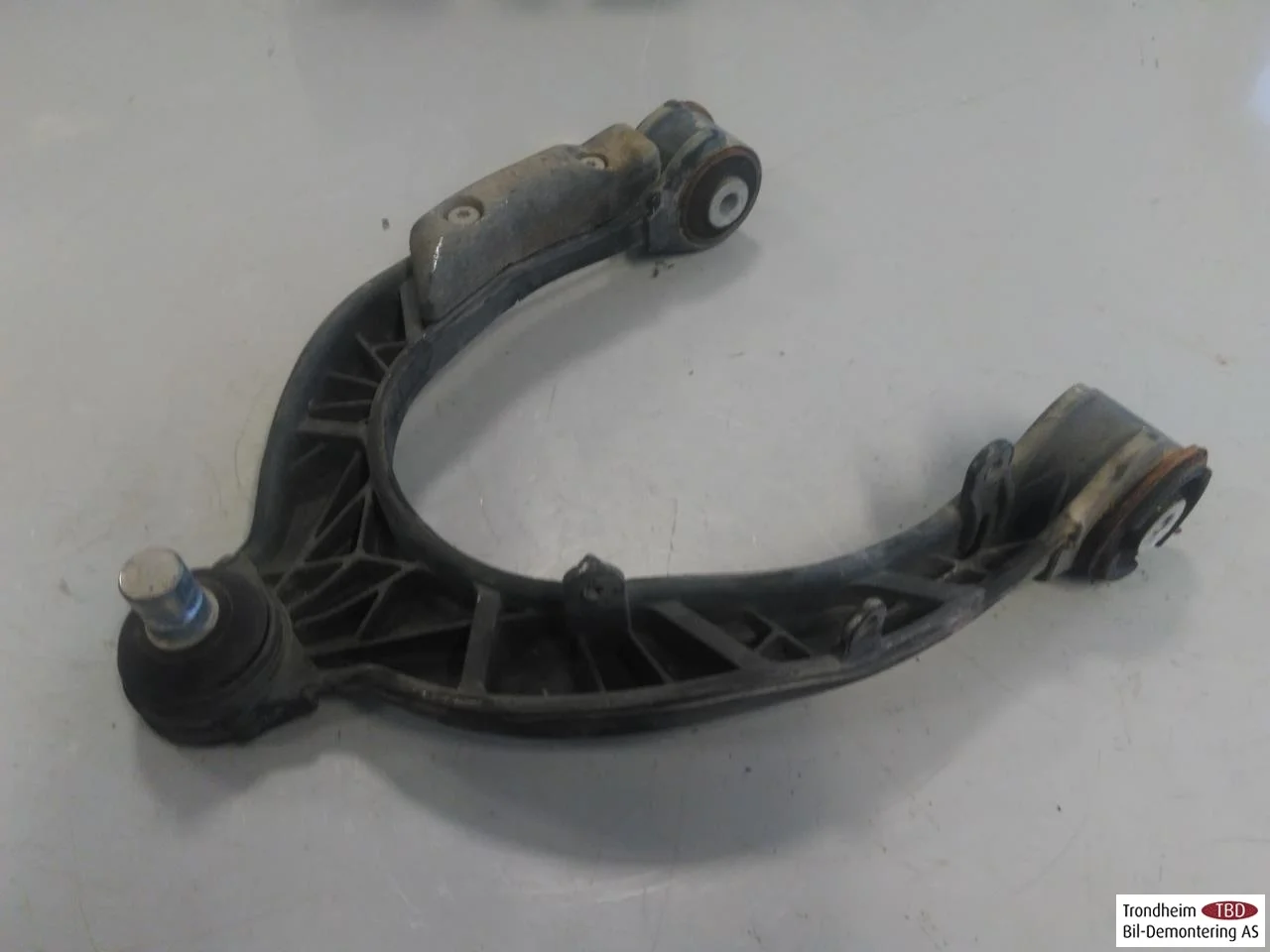 Tesla MODEL Y 2021- Control arm, front left upper view 2