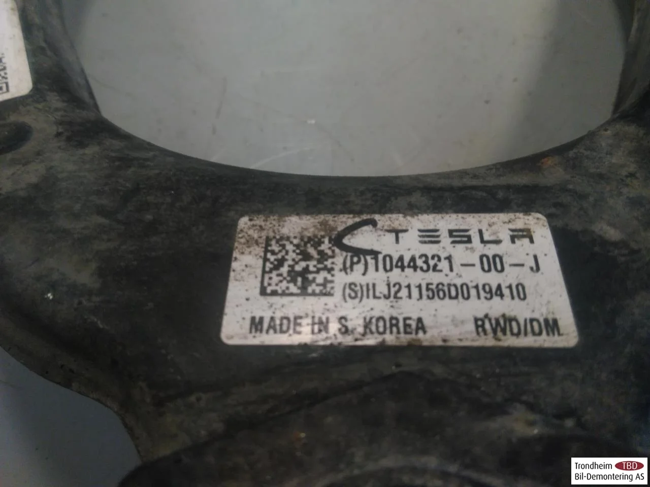 Tesla MODEL Y 2021- Control arm, front left upper view 3