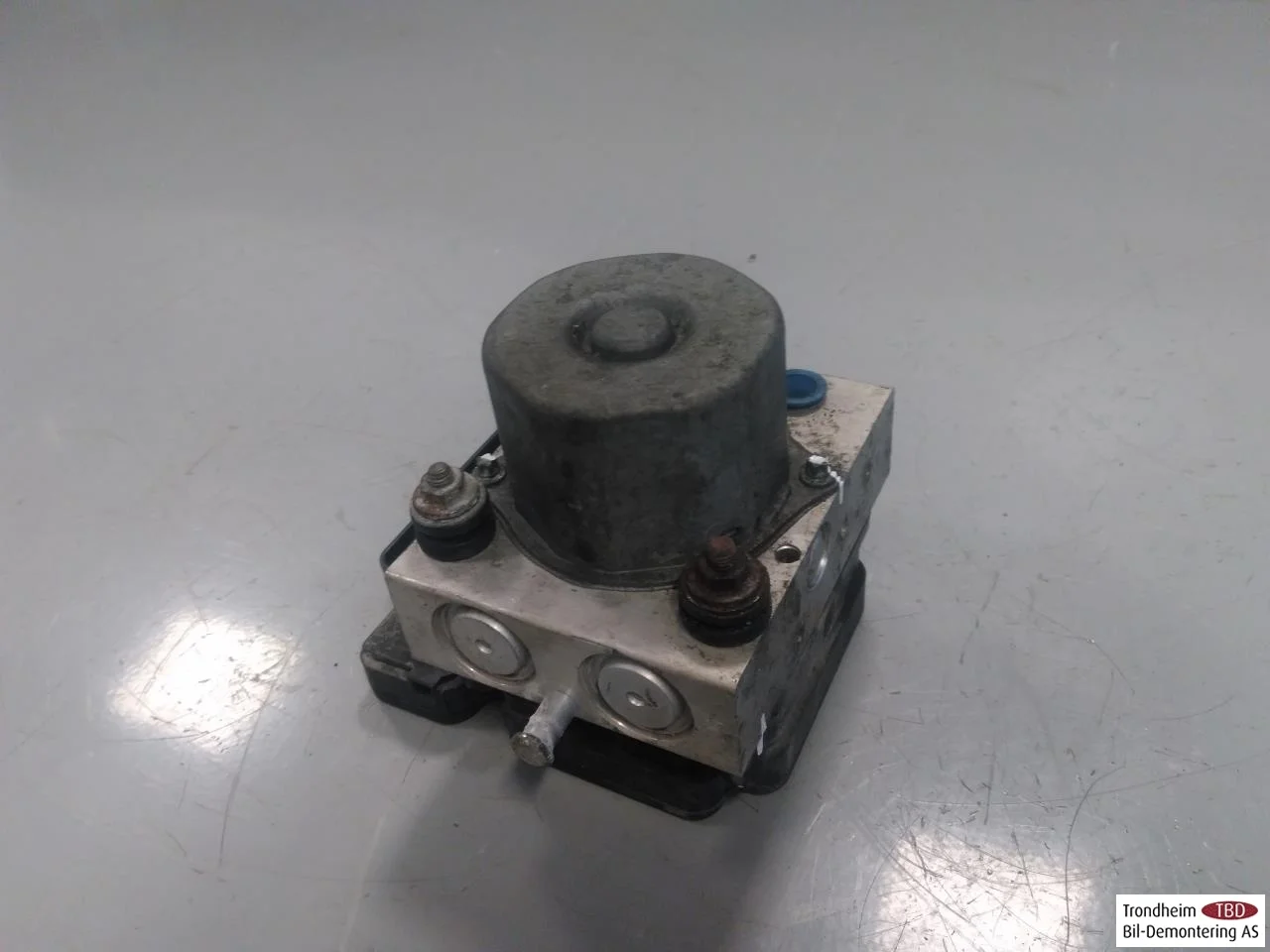 Tesla MODEL S 2013- ABS hydraulic unit view 2