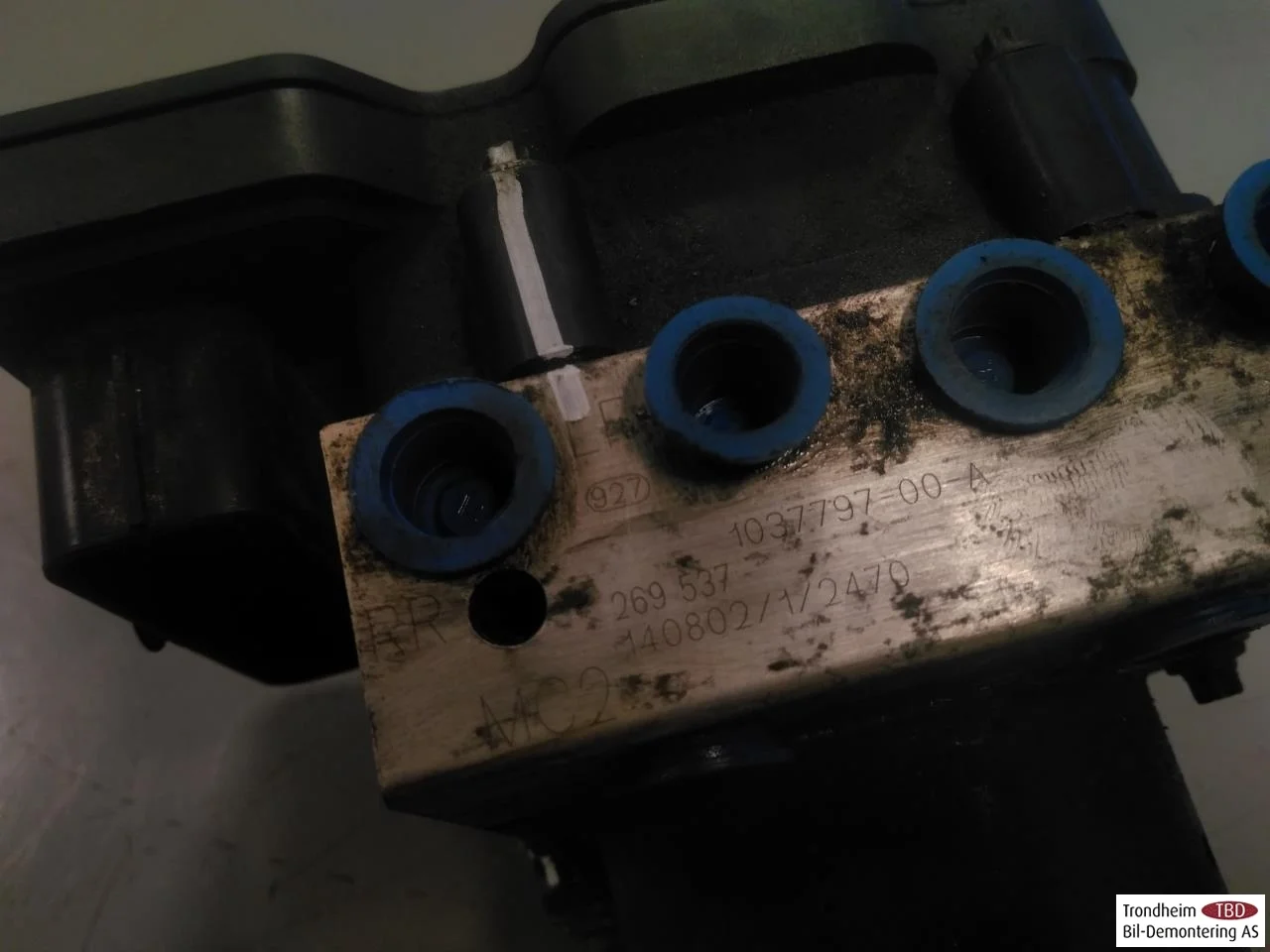 Tesla MODEL S 2013- ABS hydraulic unit view 3