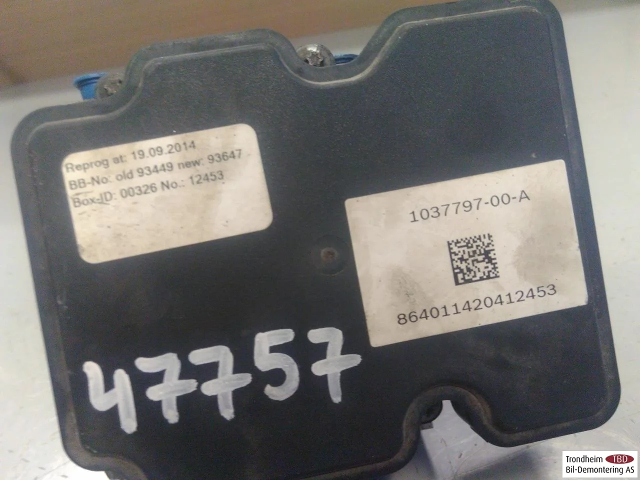 Tesla MODEL S 2013- ABS hydraulic unit view 4