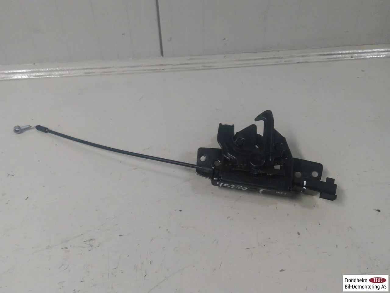 Hyundai IONIQ AE 2017-22 Hood latch view 2
