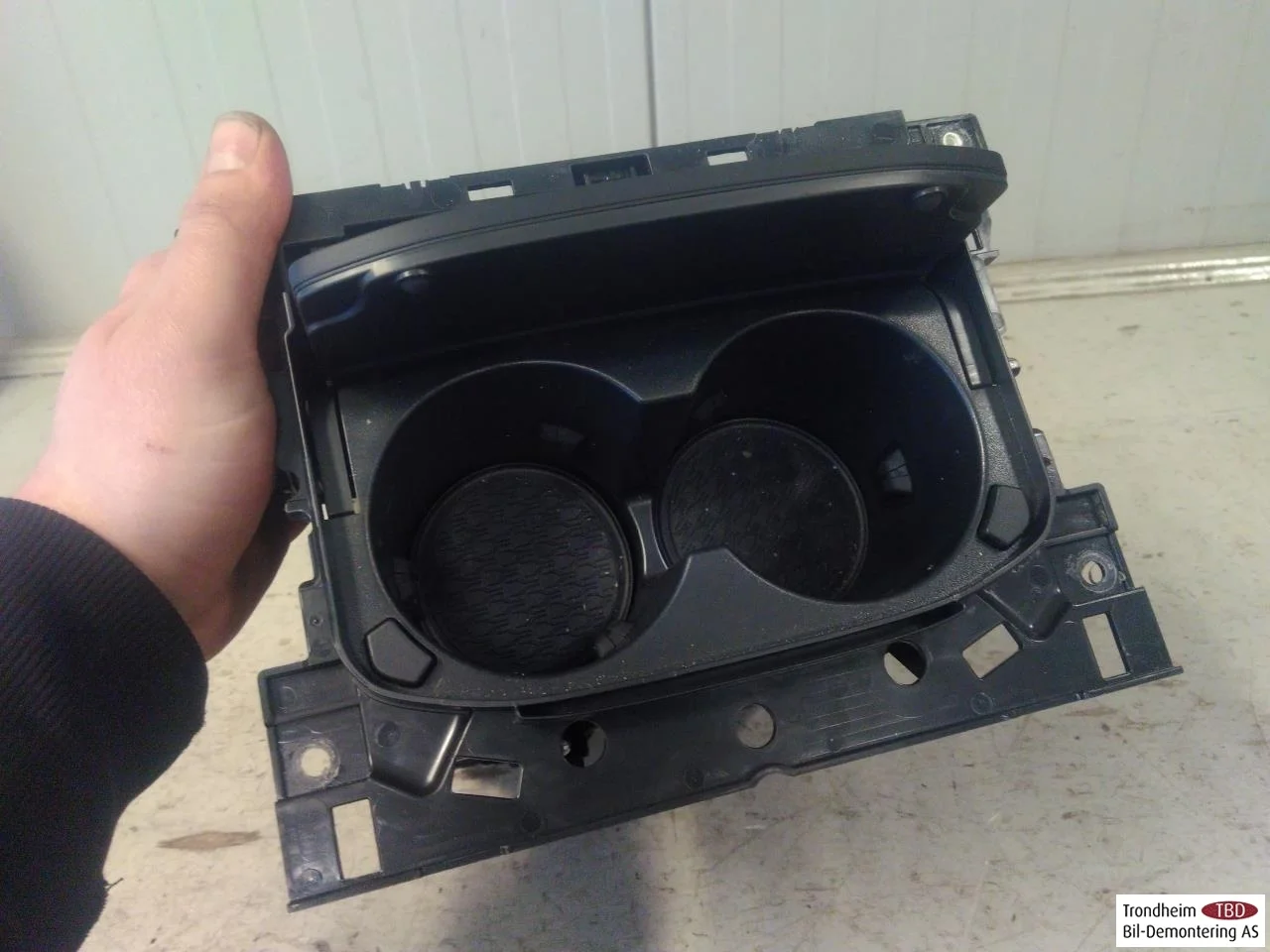 Hongqi E-HS9 2022- Cup holder view 2