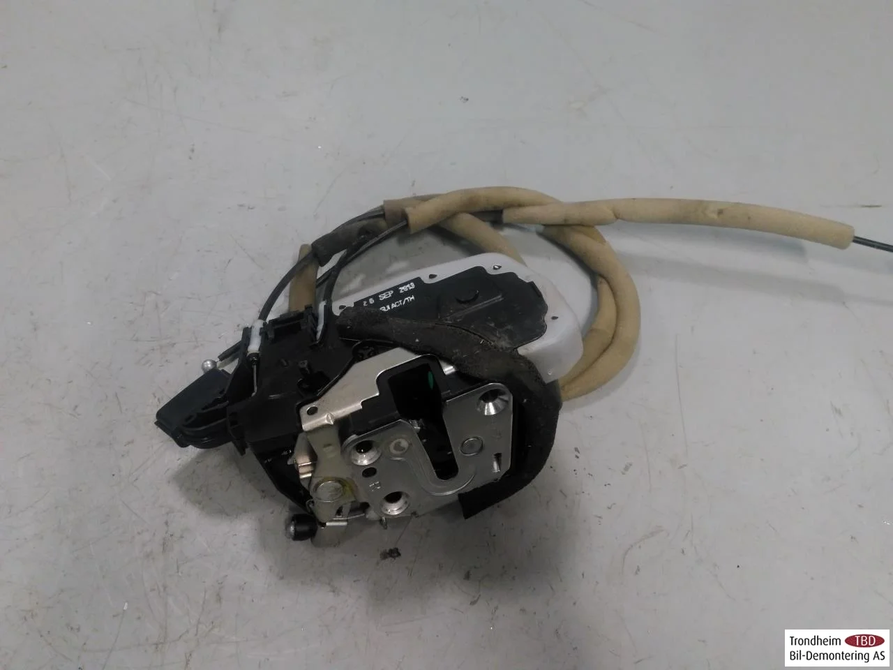 Nissan LEAF 2011-17 Door lock housing view 2