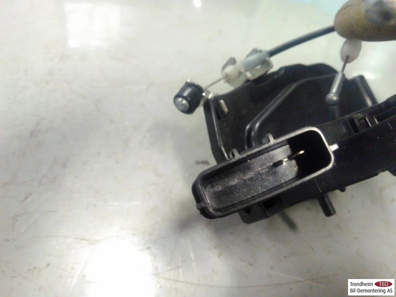 Nissan LEAF 2011-17 Door lock housing view 3