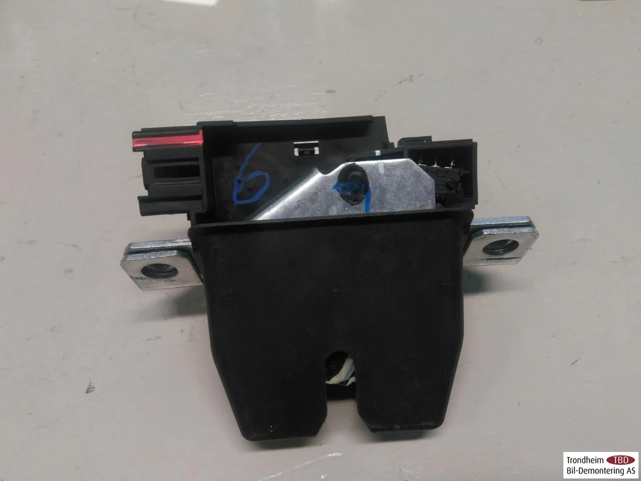 Ford MUSTANG MACH-E 2021- Tailgate lock view 3