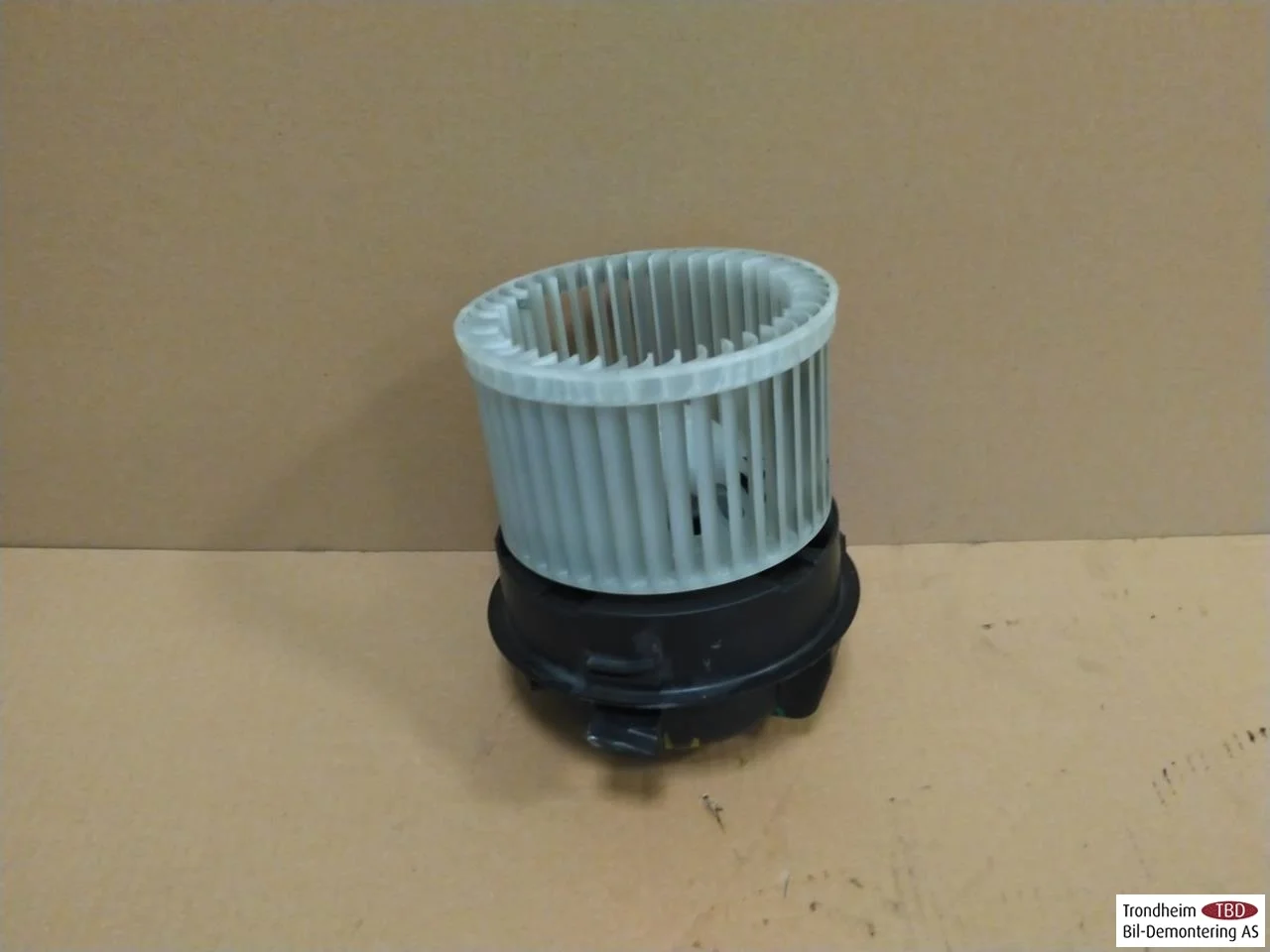 Peugeot 2008/E-2008 2020-> Heater blower motor view 3