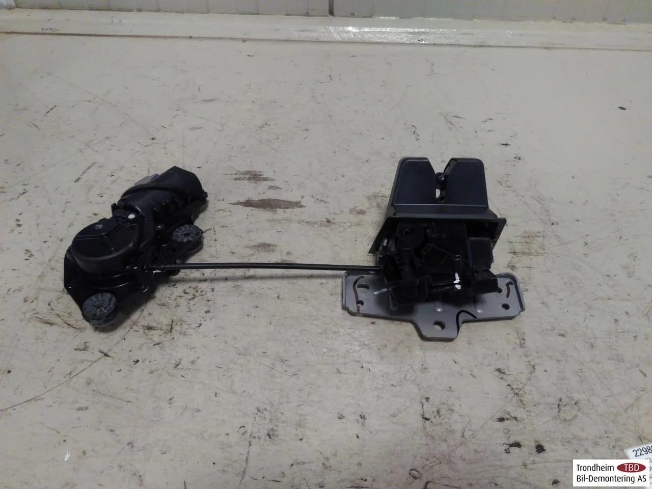 Polestar 2 2020- Tailgate lock