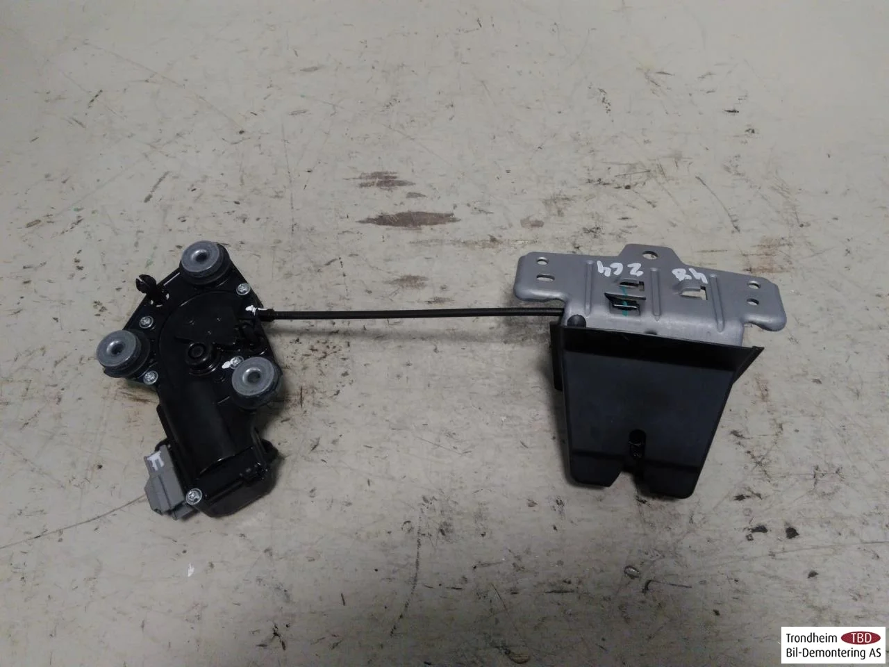 Polestar 2 2020- Tailgate lock view 2