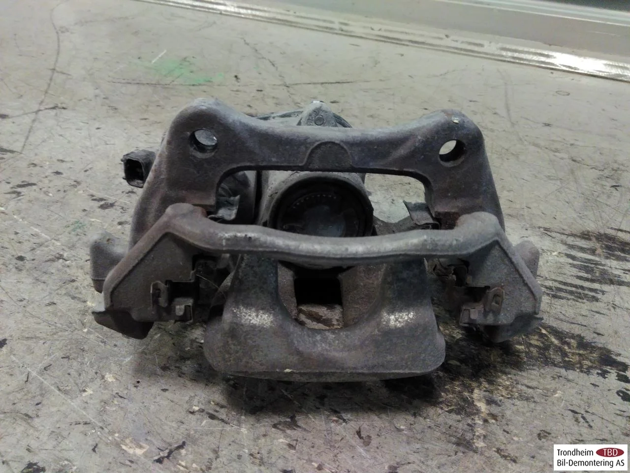 Toyota C-HR 2016-23 Féknyereg, hátsó, jobb nézet 3