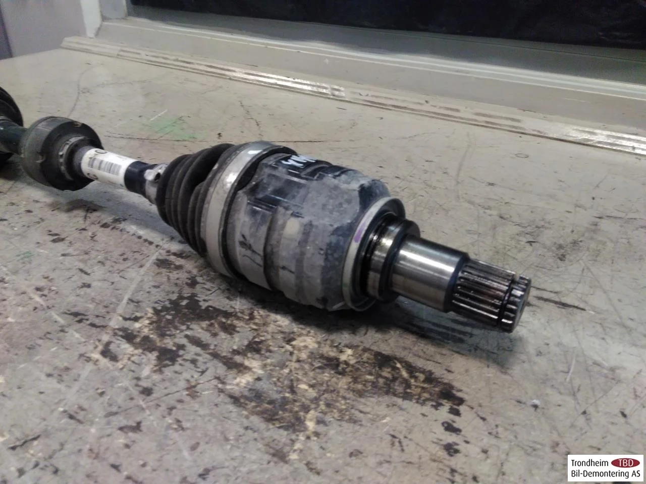 Toyota C-HR 2016-23 Front left driveshaft view 3