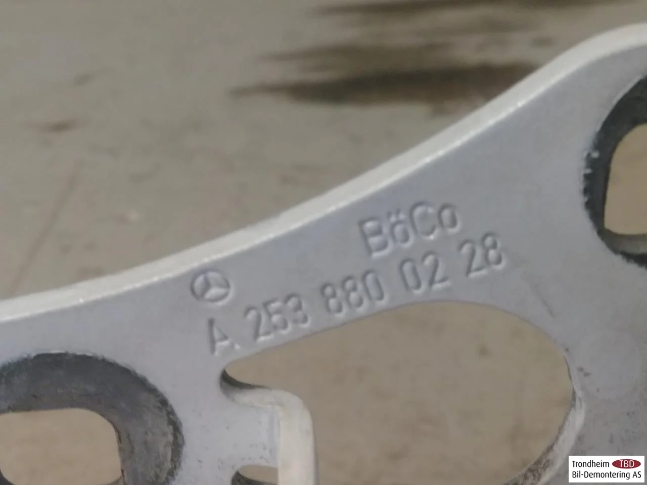 Mercedes EQC 2020- Hood hinge(s) view 3