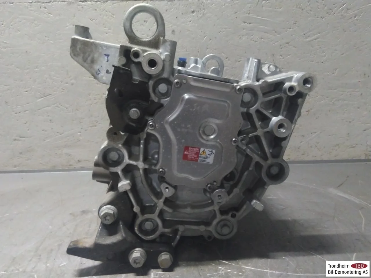 Peugeot 2008/E-2008 2020-> Front electric motor view 4