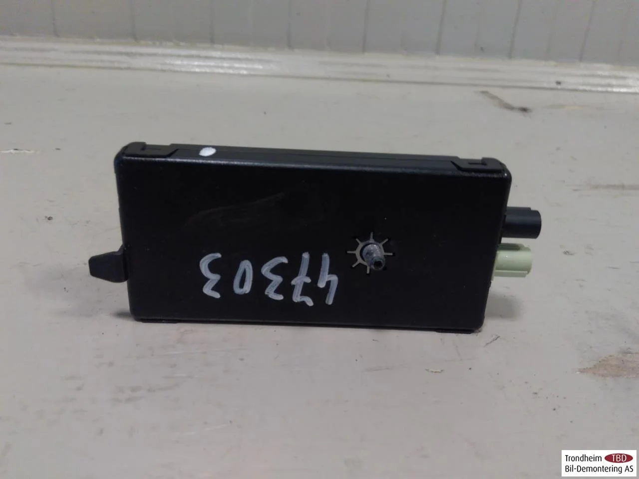 BMW IX3 G08 2021-25 Antenna amplifier view 2