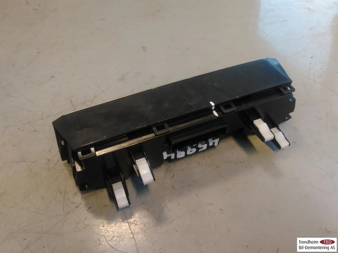 Maxus EUNIQ5 MPV 2021- Heater control unit view 3