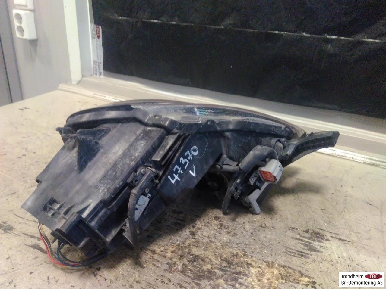 Mitsubishi I-MIEV Left headlight view 2