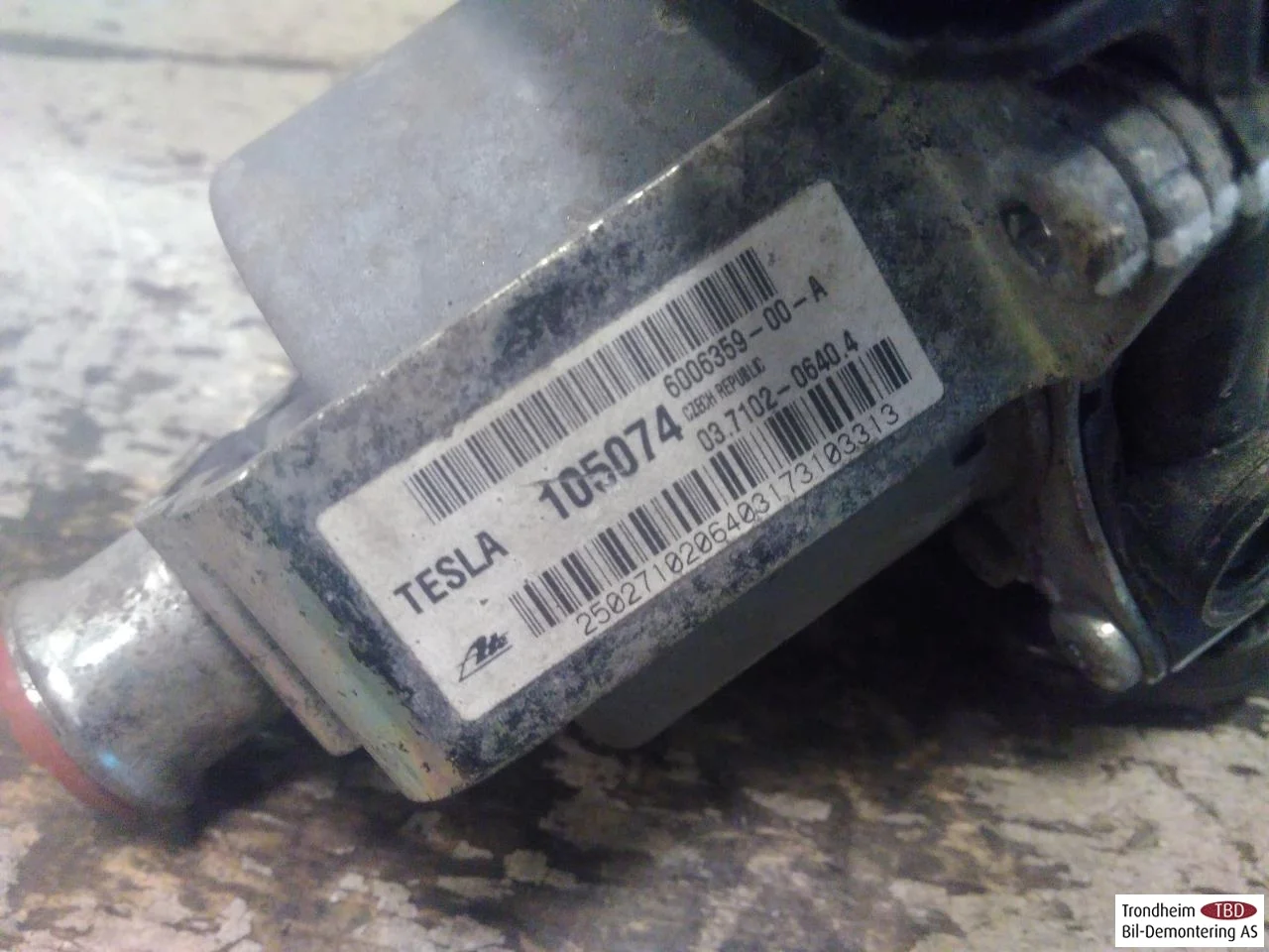 Tesla MODEL S 2013- Vacuum pump view 2
