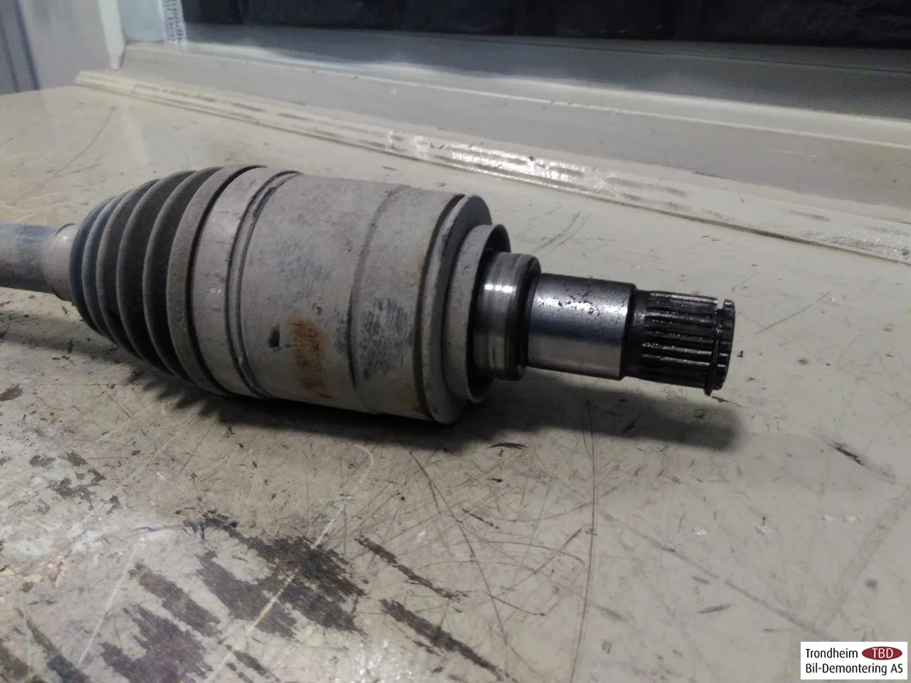 BMW 2 F45 ACTIVE TOURER 2014-21 Rear left driveshaft view 2