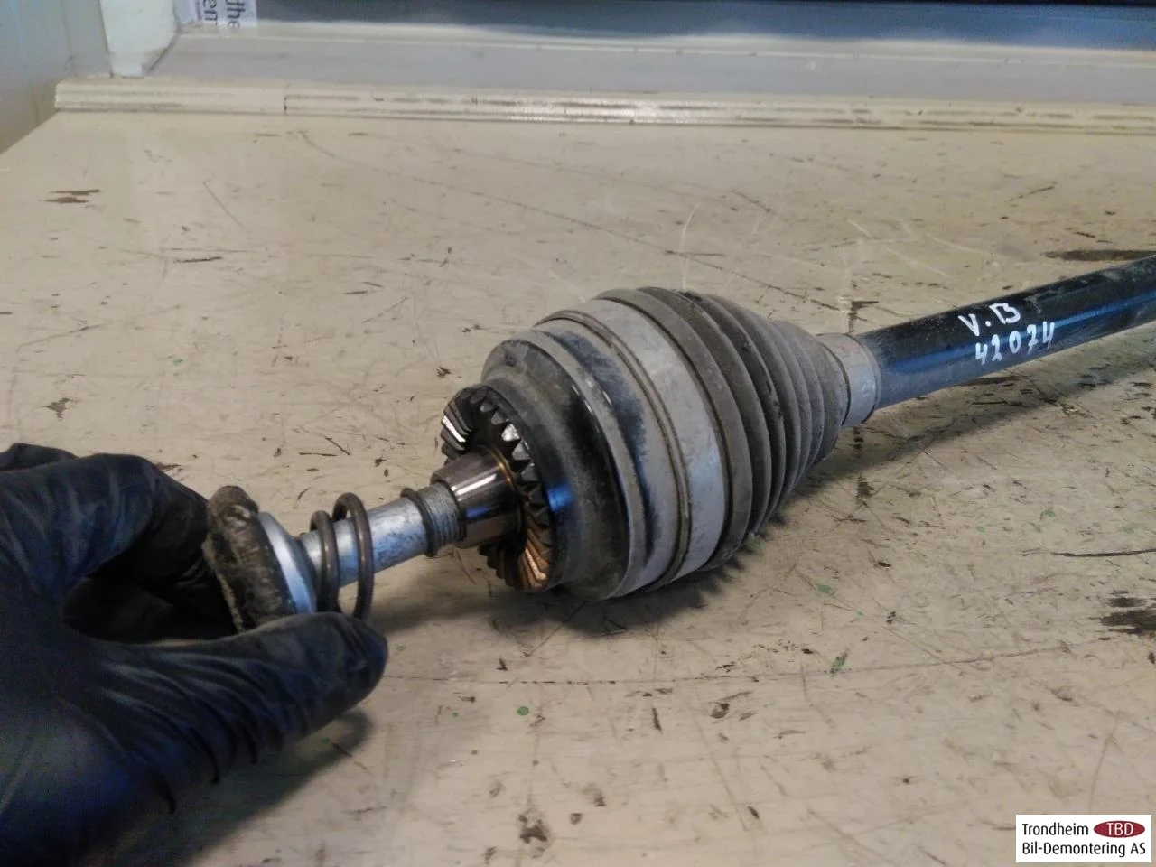 BMW 2 F45 ACTIVE TOURER 2014-21 Rear left driveshaft view 3