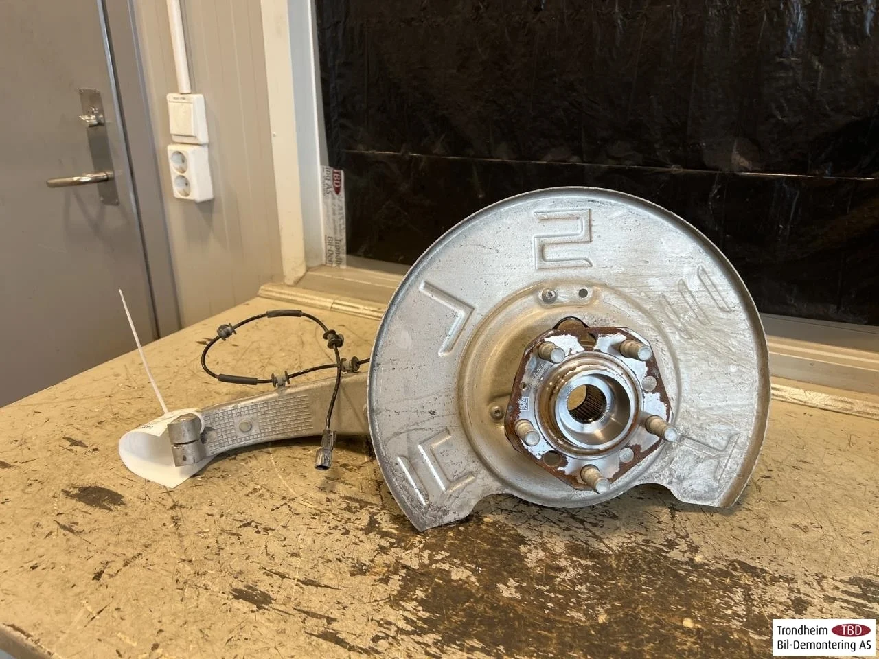 Tesla MODEL Y 2021- Front right steering knuckle