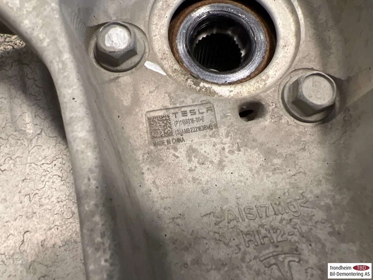 Tesla MODEL Y 2021- Front right steering knuckle view 2