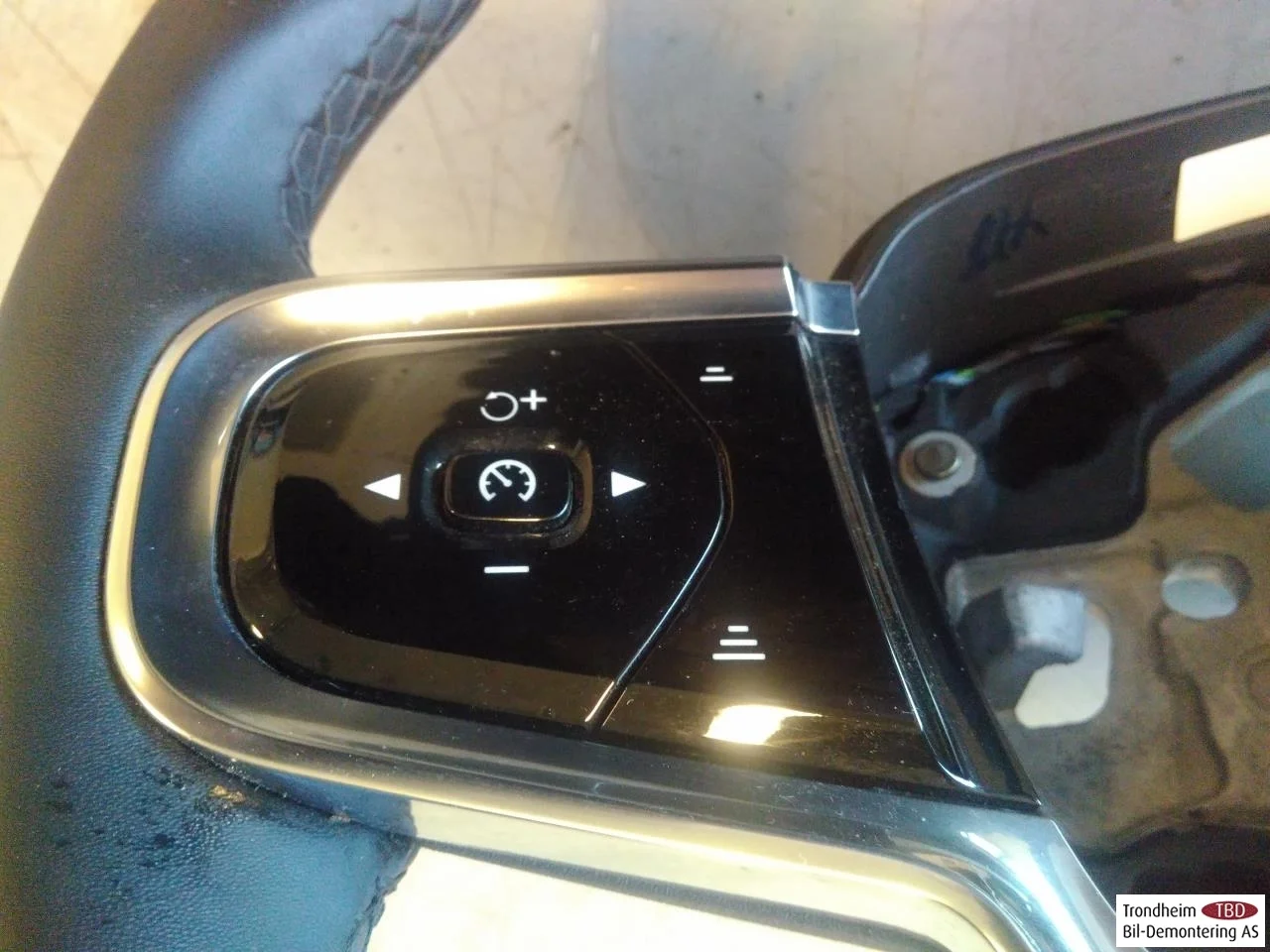 Polestar 2 2020- Steering wheel view 3