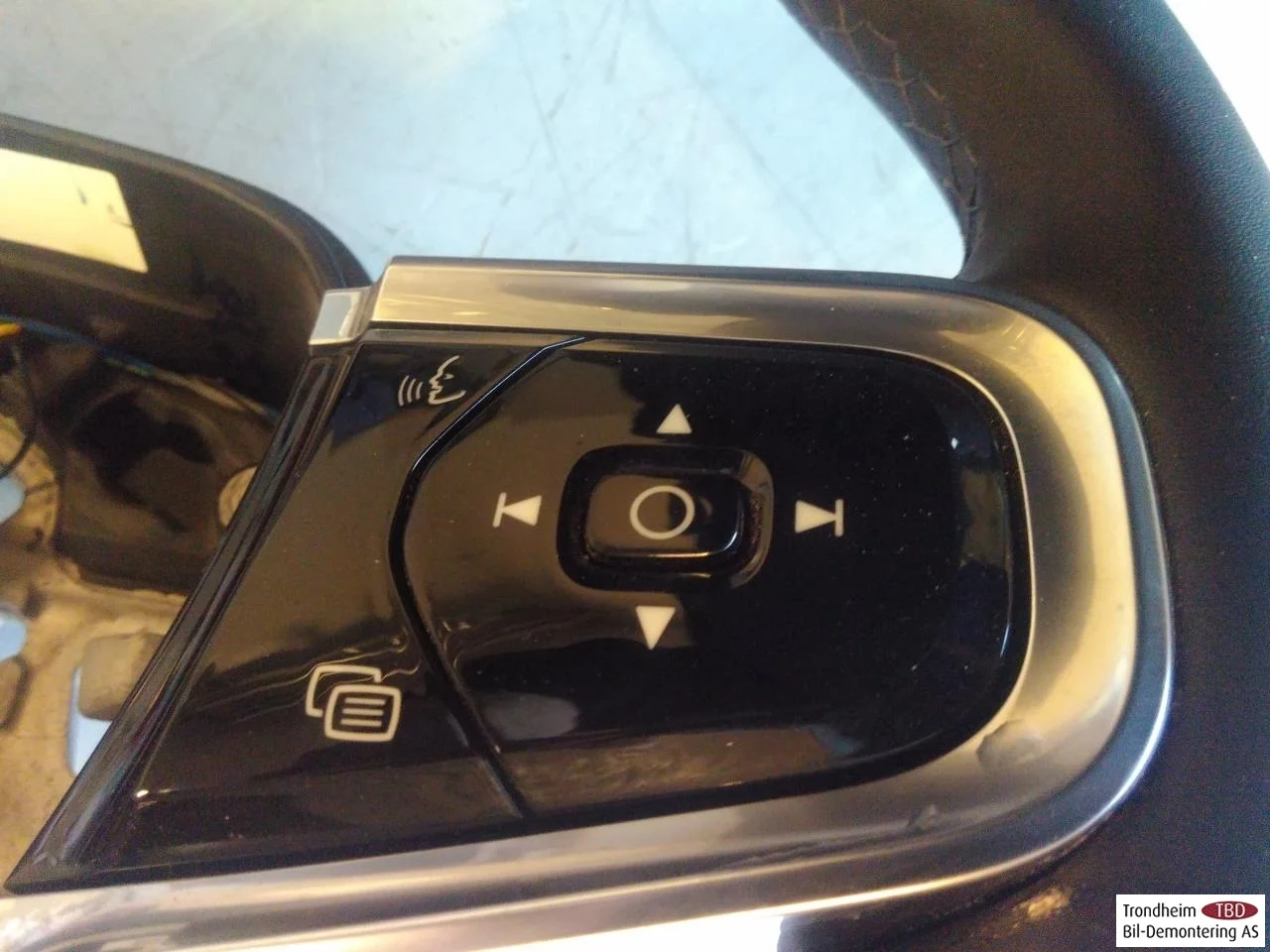 Polestar 2 2020- Steering wheel view 4
