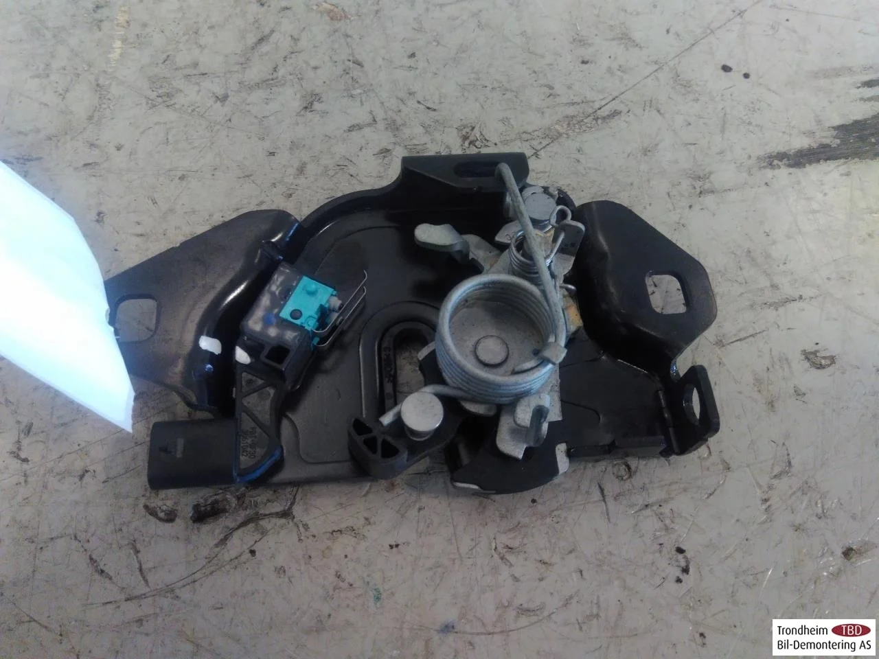 Tesla MODEL 3 2017--> Hood latch