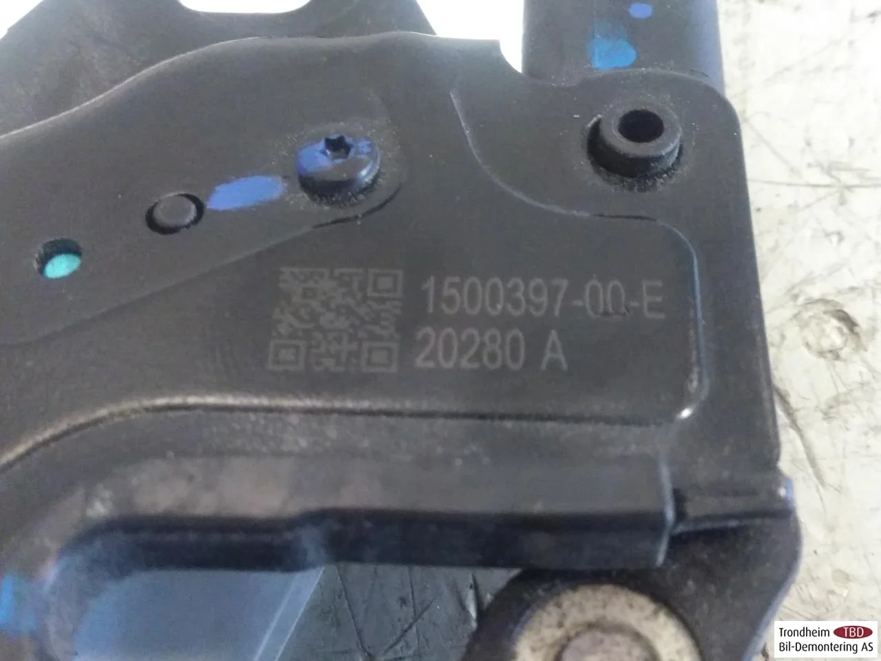 Tesla MODEL 3 2017--> Hood latch view 3