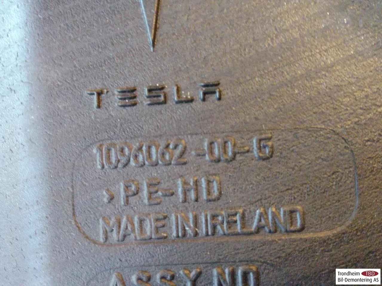 Tesla MODEL 3 2017--> Mosótartály, fényszóró nézet 3