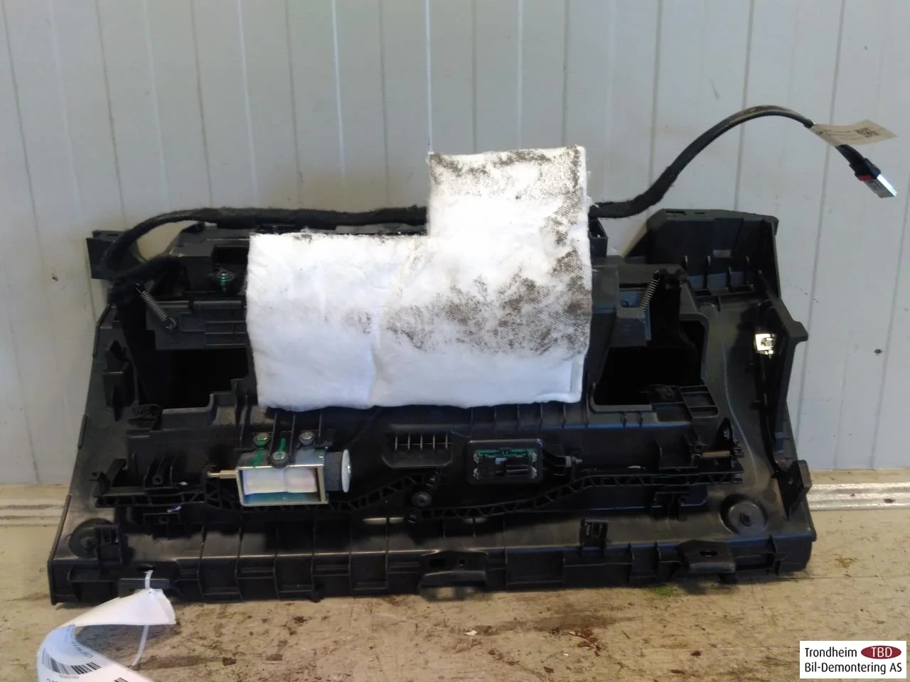 Tesla MODEL 3 2017--> Kesztyűtartó nézet 2