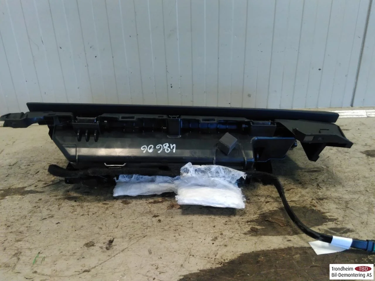 Tesla MODEL 3 2017--> Kesztyűtartó nézet 3