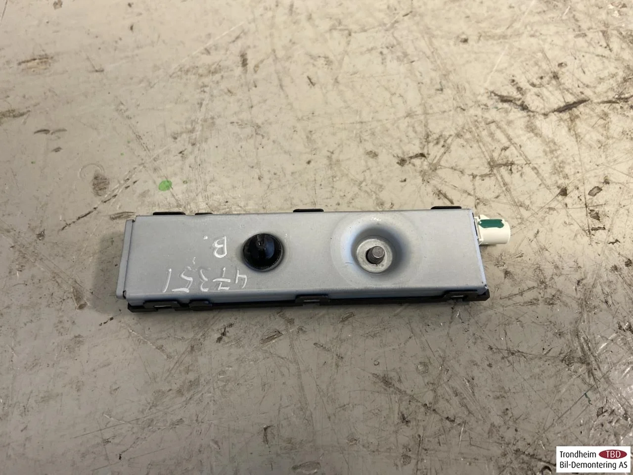 Mercedes EQA H243 2021- Antenna amplifier view 2