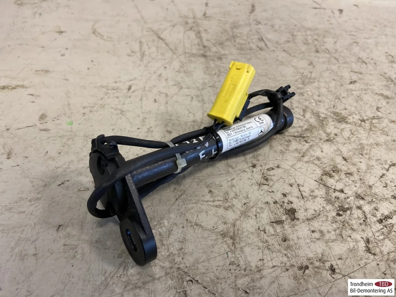 Mercedes EQA H243 2021- Hood hinge(s) view 2