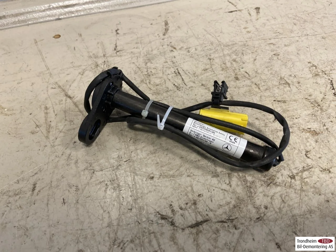 Mercedes EQA H243 2021- Hood hinge(s)