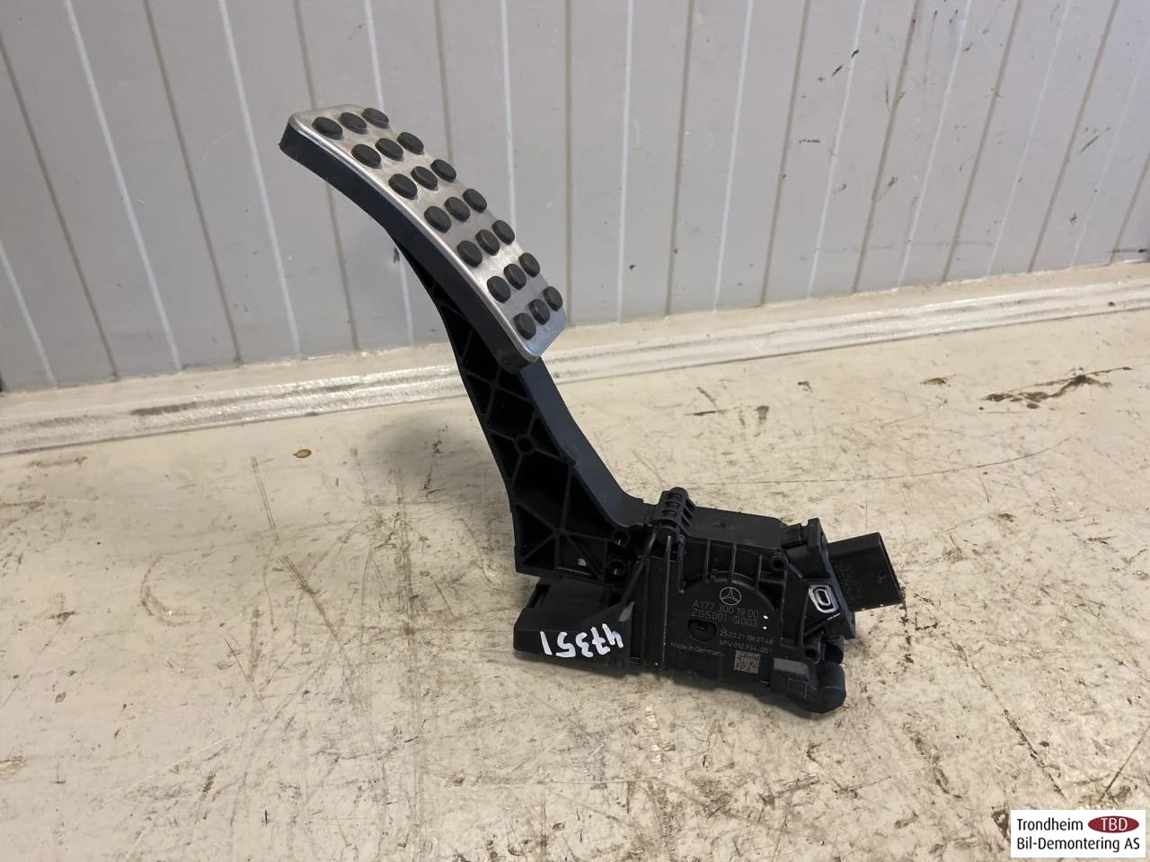 Mercedes EQA H243 2021- Accelerator pedal