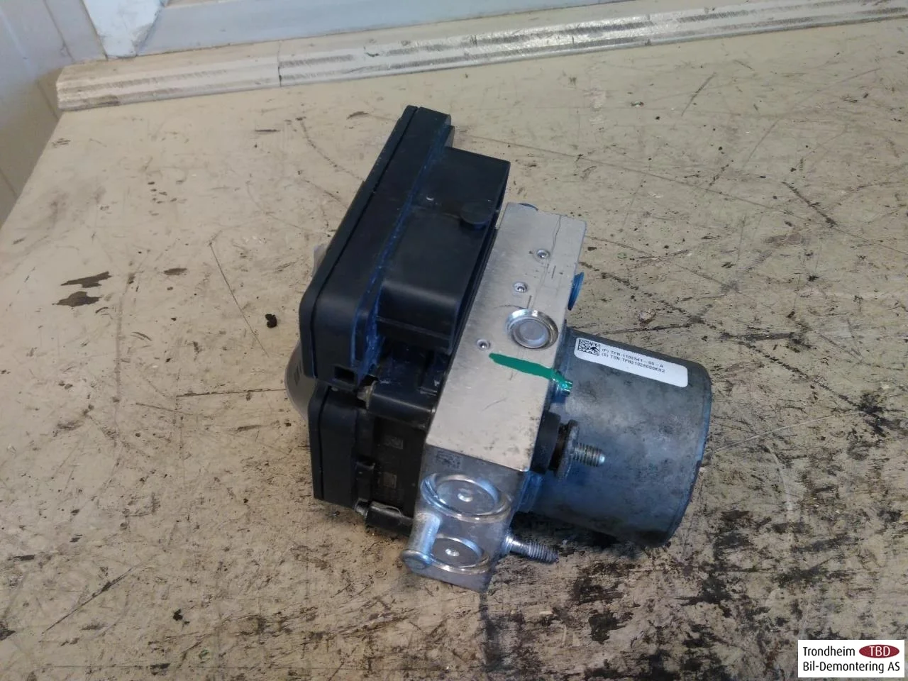 Tesla MODEL 3 2017--> ABS hydraulic unit view 2
