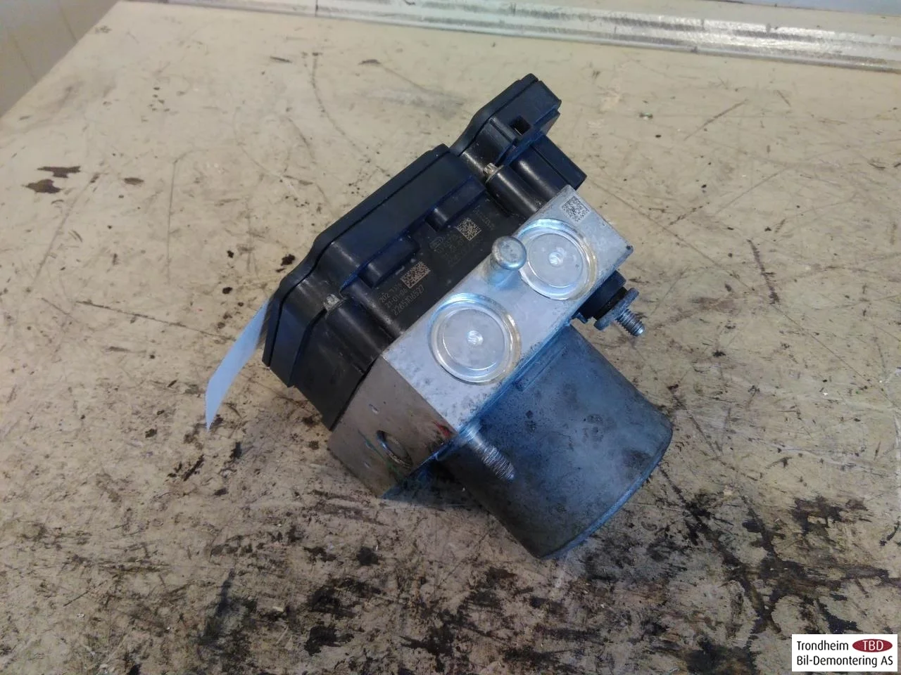 Tesla MODEL 3 2017--> ABS hydraulic unit view 3