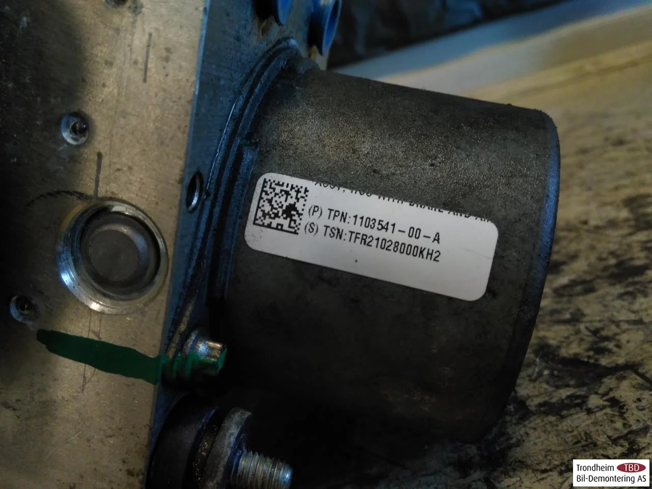 Tesla MODEL 3 2017--> ABS hydraulic unit view 4