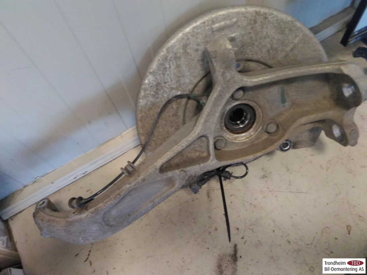 Tesla MODEL 3 2017--> Stub axle carrier, left front view 2