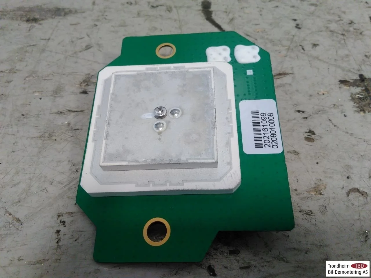 Xpeng P7 2022- Antenna amplifier view 2