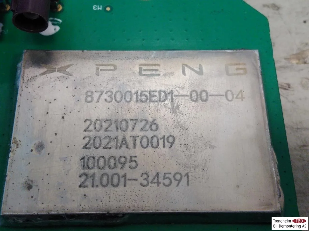 Xpeng P7 2022- Antenna amplifier view 3