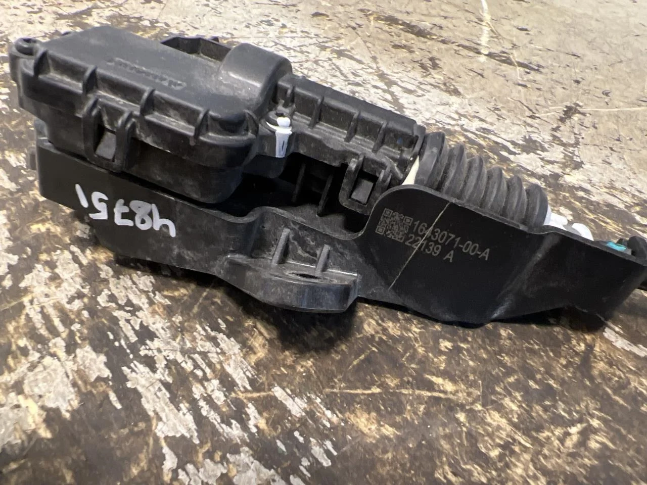 Tesla MODEL Y 2021- Hood latch