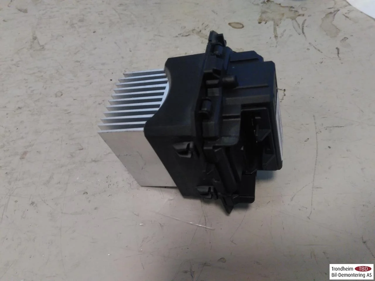 Nissan LEAF 2017-24 Heater blower resistor view 2