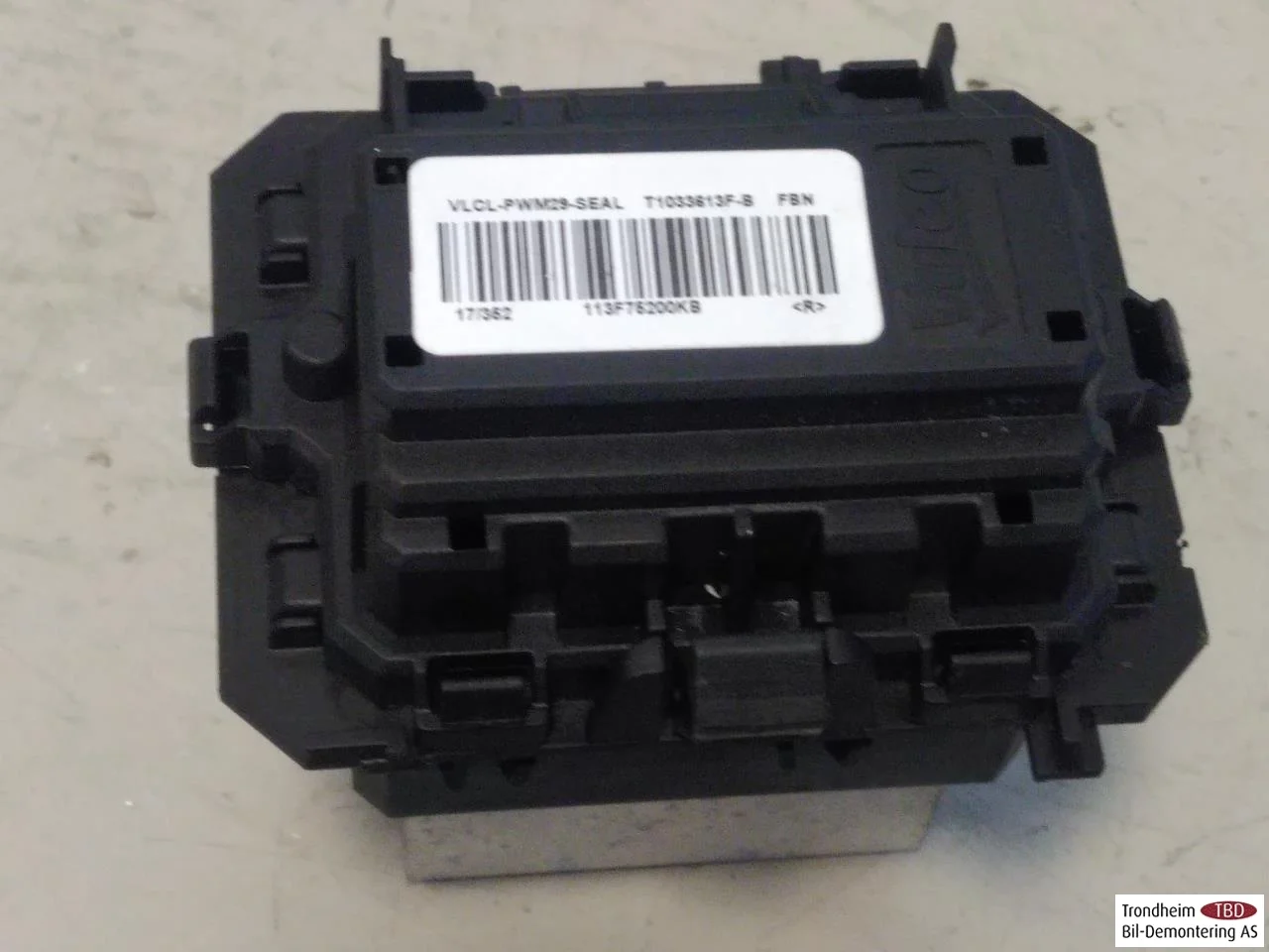 Nissan LEAF 2017-24 Heater blower resistor view 3