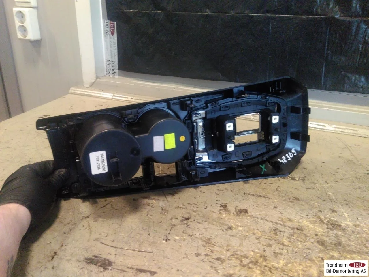 Peugeot 2008/E-2008 2020-> Cup holder view 2