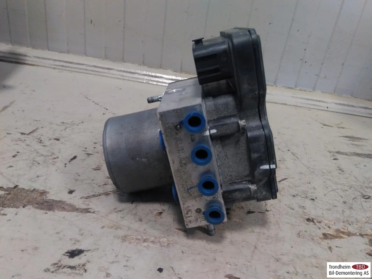 Xpeng P7 2022- ABS hydraulic unit view 2